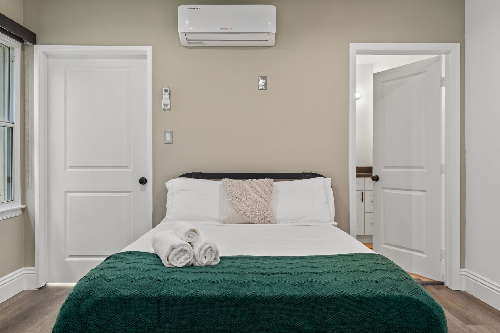 Single Room With An Ensuite Bathroom In A 5 Bedroom Apartment - 1517 Selby Ave - 10