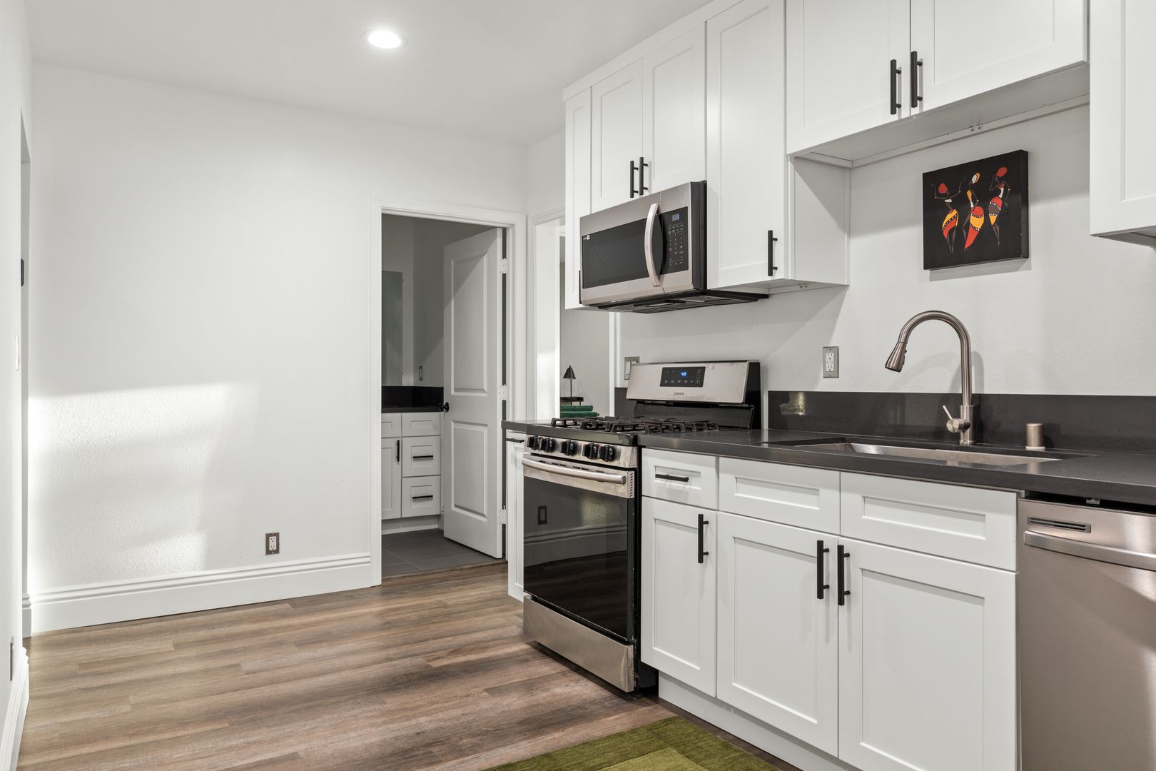 Single Room With An Ensuite Bathroom In A 5 Bedroom Apartment - 1517 Selby Ave - 4