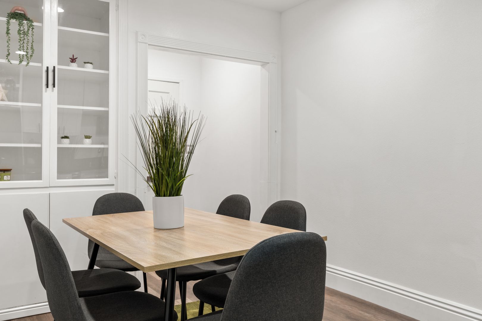 Single Room With An Ensuite Bathroom In A 5 Bedroom Apartment - 1517 Selby Ave - 3