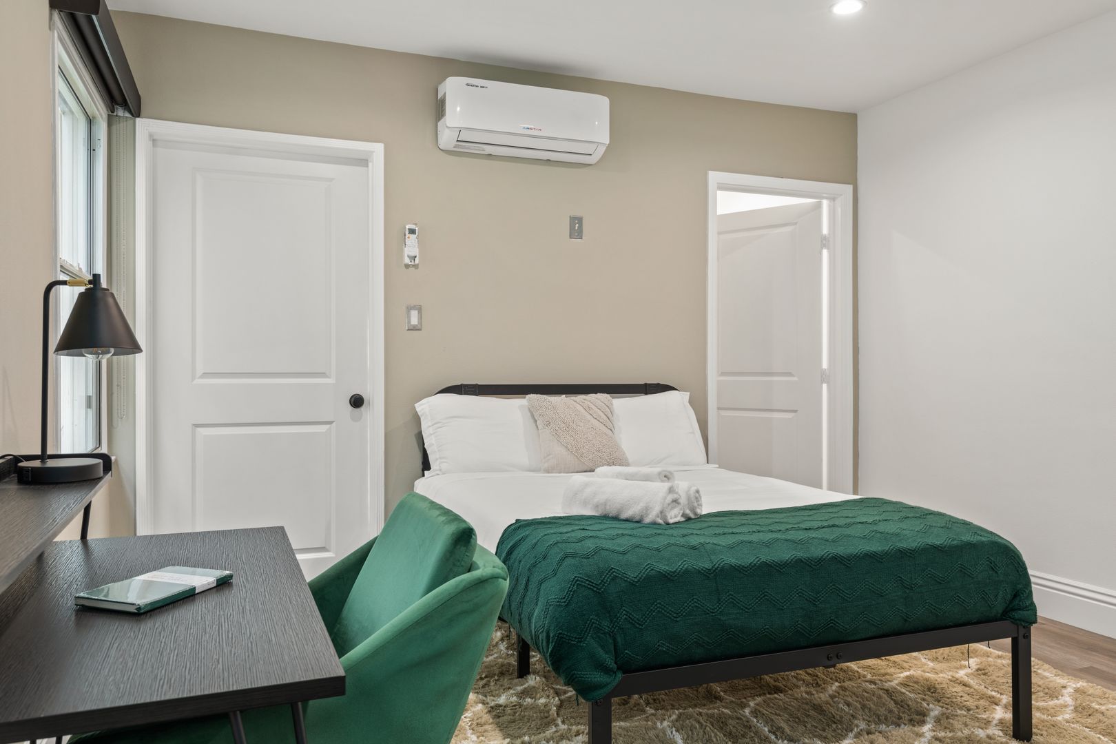 Single Room With An Ensuite Bathroom In A 5 Bedroom Apartment - 1517 Selby Ave - 12