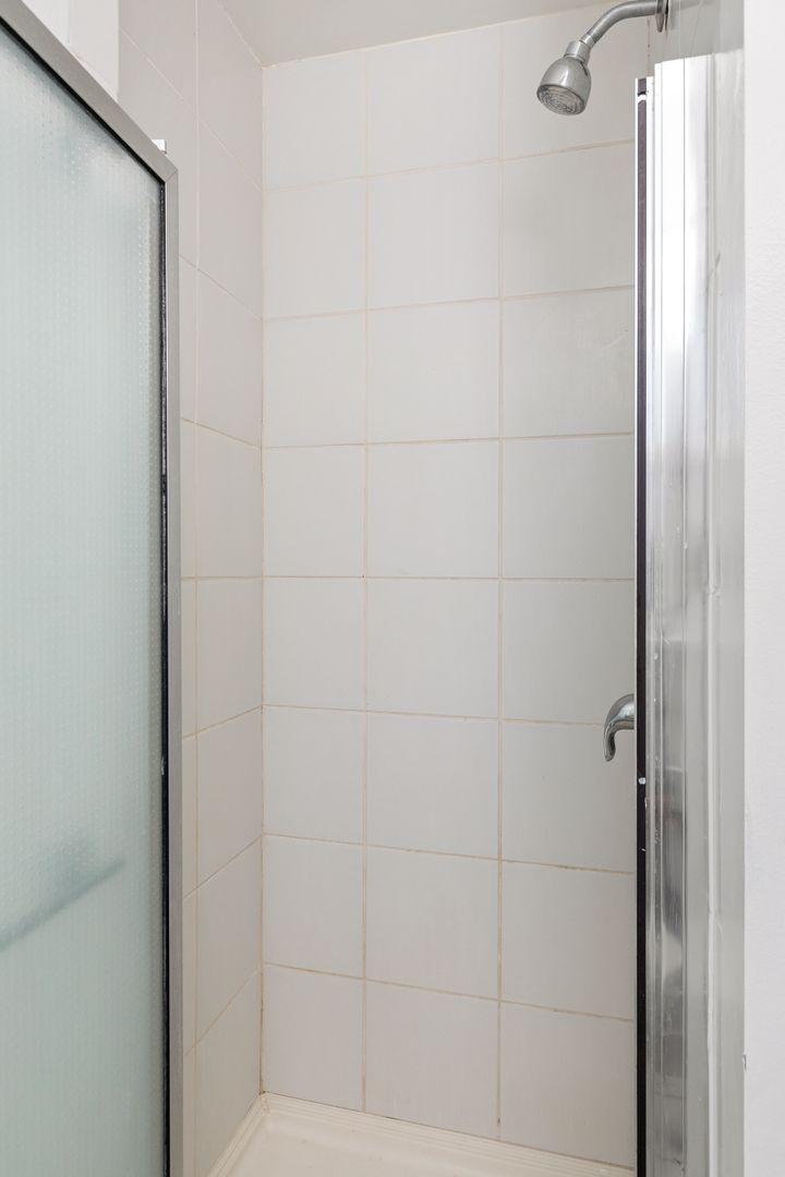  515 Landfair 1 - Single Room 1 /  Single Room 12  -  Landfair Ave  - Gallery -  5