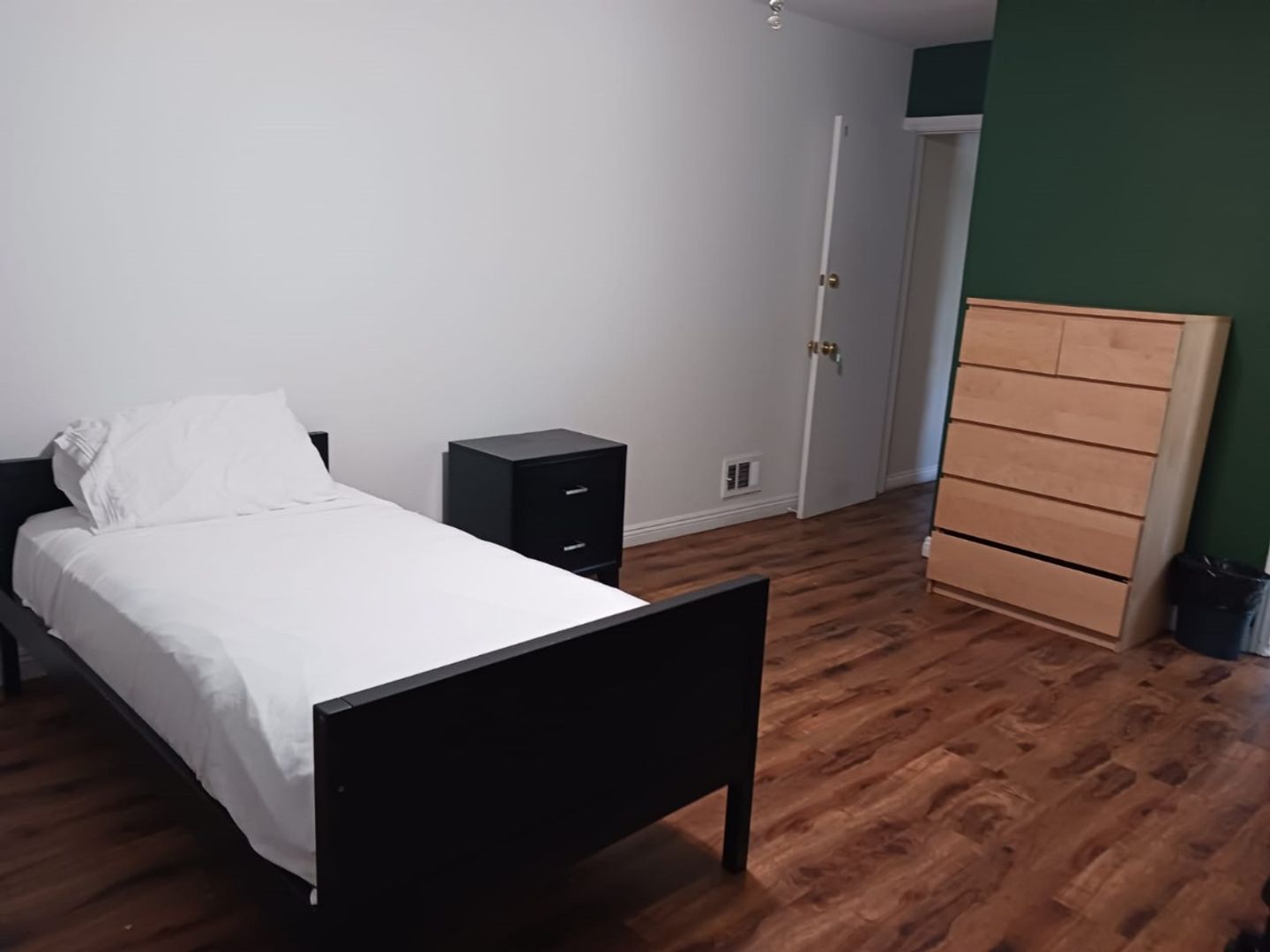  515 Landfair 1 - Single Room 1 /  Single Room 12  -  Landfair Ave  - Gallery -  12