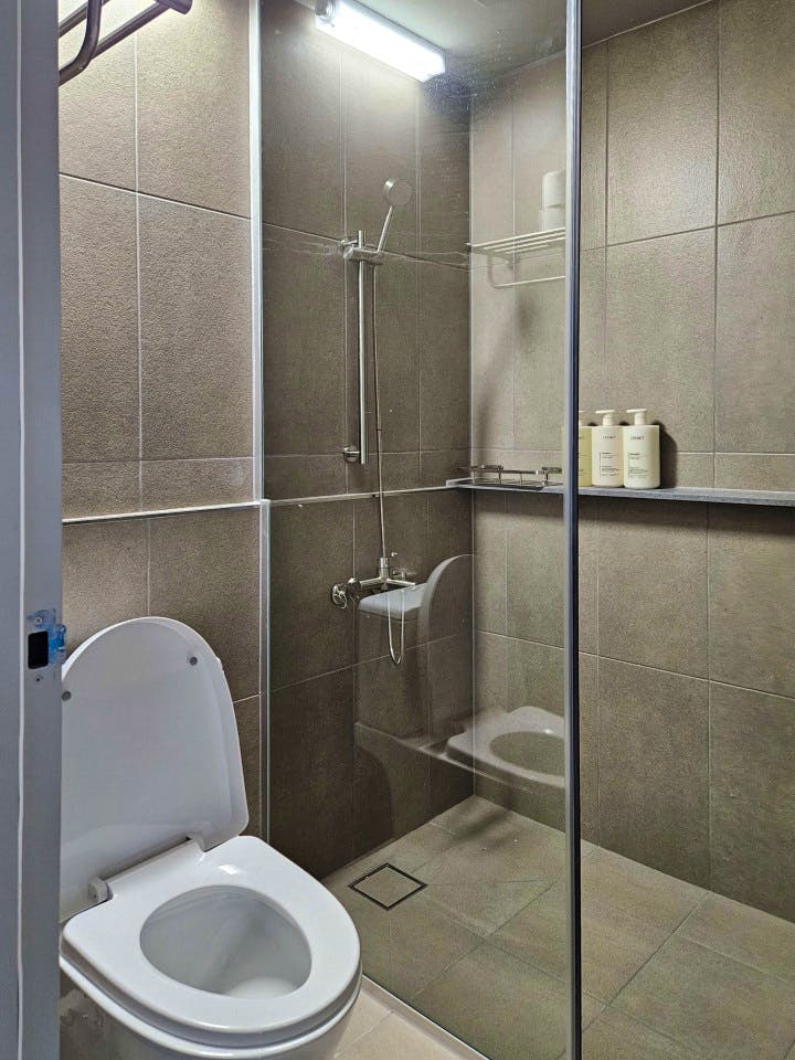  Big Private Room With A Private Bathroom  -  Renovated Korean-Style Family Home with Coworking Space & Garden Oasis  - Gallery -  5