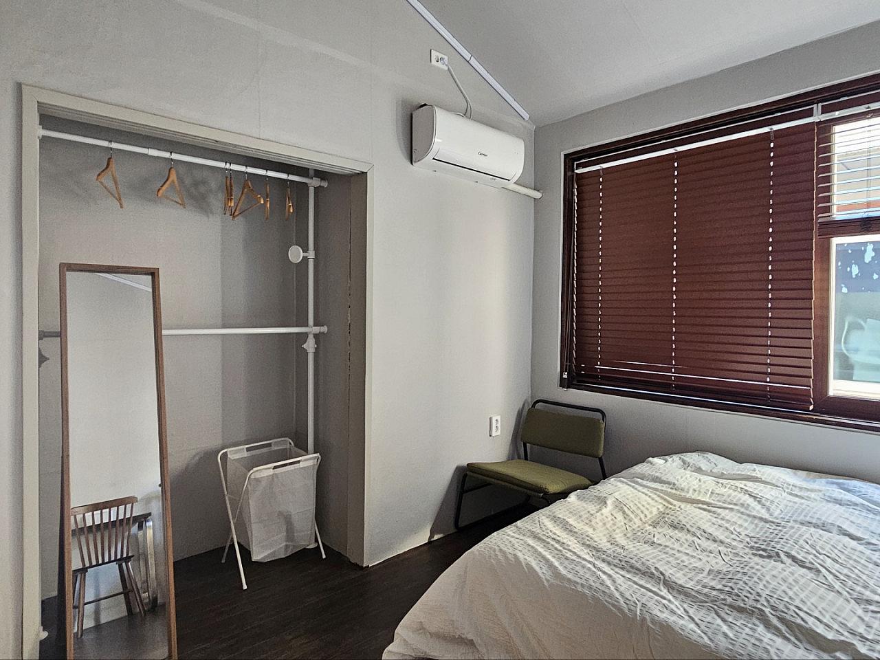  Big Private Room With A Shared Bathroom  -  Renovated Korean-Style Family Home with Coworking Space & Garden Oasis  - Gallery -  10