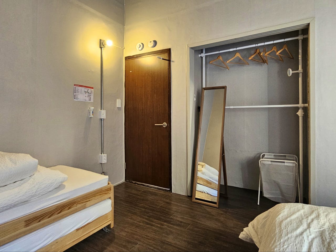  Big Private Room With A Shared Bathroom  -  Renovated Korean-Style Family Home with Coworking Space & Garden Oasis  - Gallery -  4