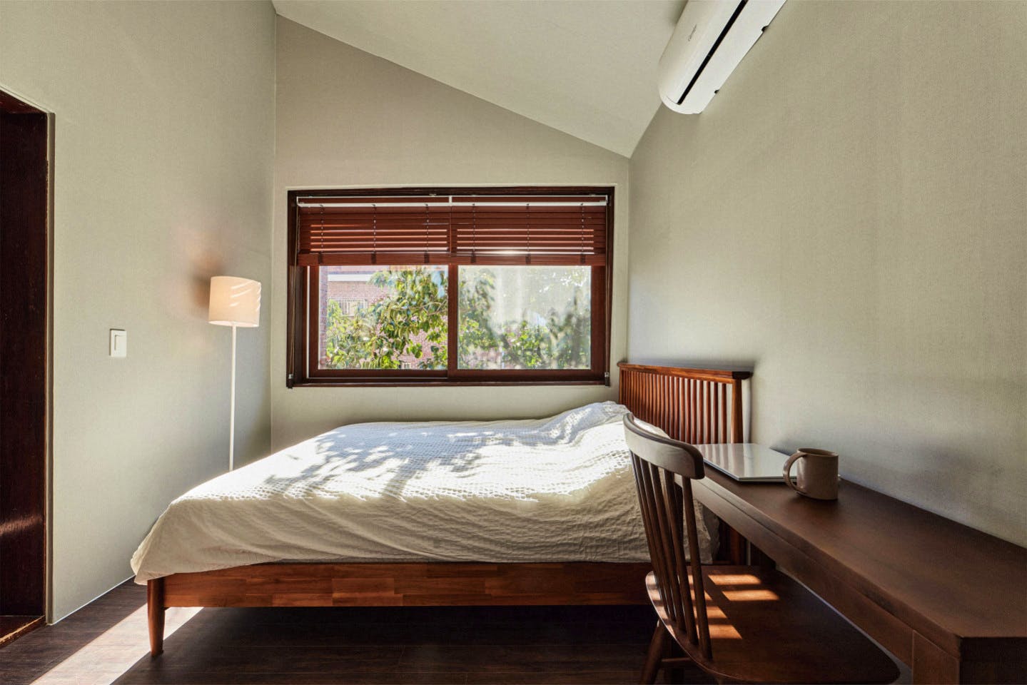  Private Room With A Shared Private Bathroom  -  Renovated Korean-Style Family Home with Coworking Space & Garden Oasis  - Gallery -  1