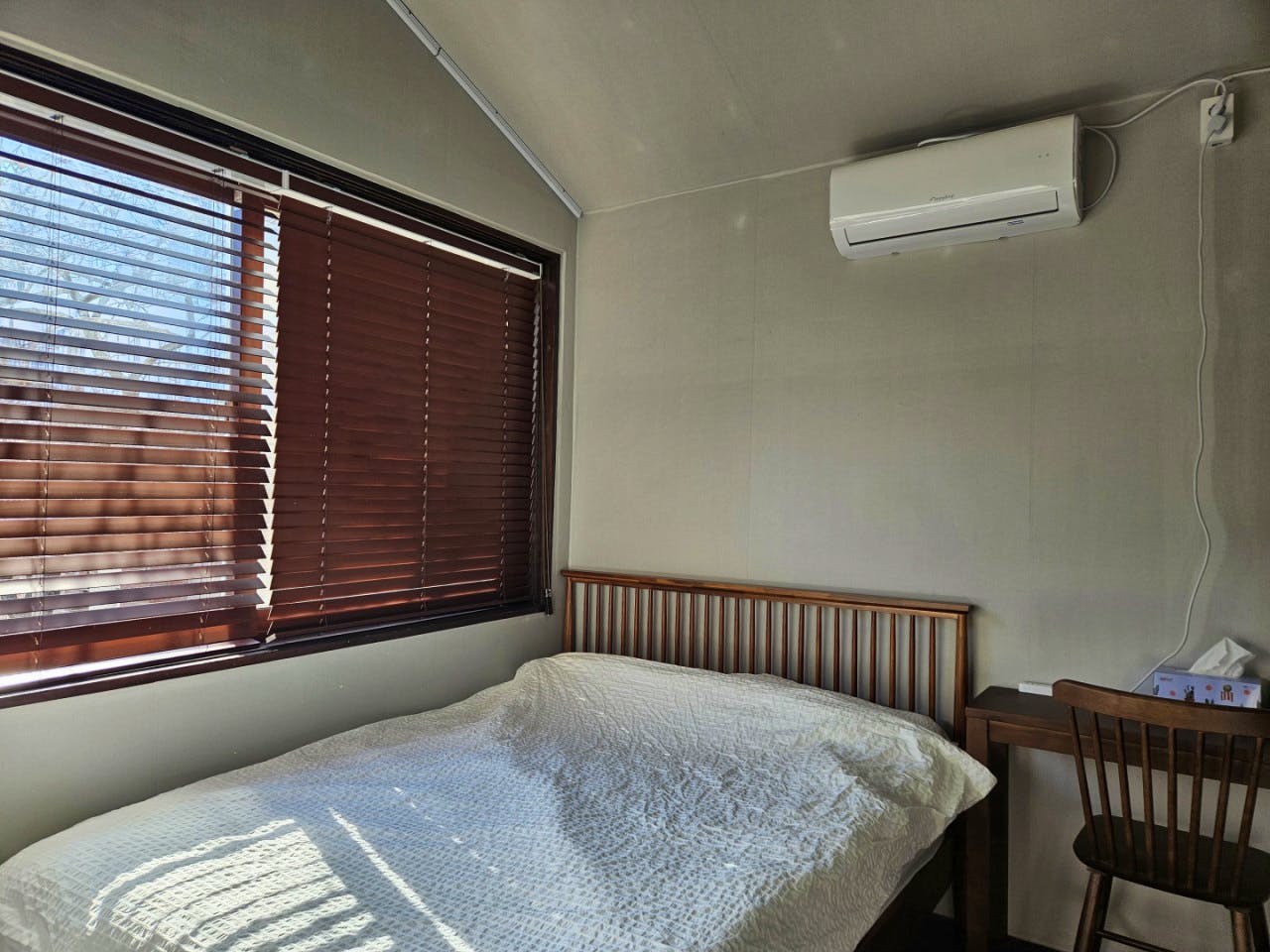  Private Room With A Shared Private Bathroom  -  Renovated Korean-Style Family Home with Coworking Space & Garden Oasis  - Gallery -  3