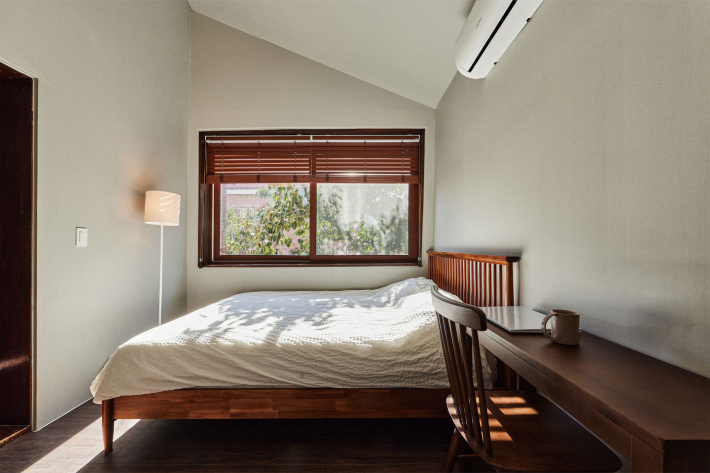  Private Room With A Shared Private Bathroom  -  Renovated Korean-Style Family Home with Coworking Space & Garden Oasis  - Gallery -  5