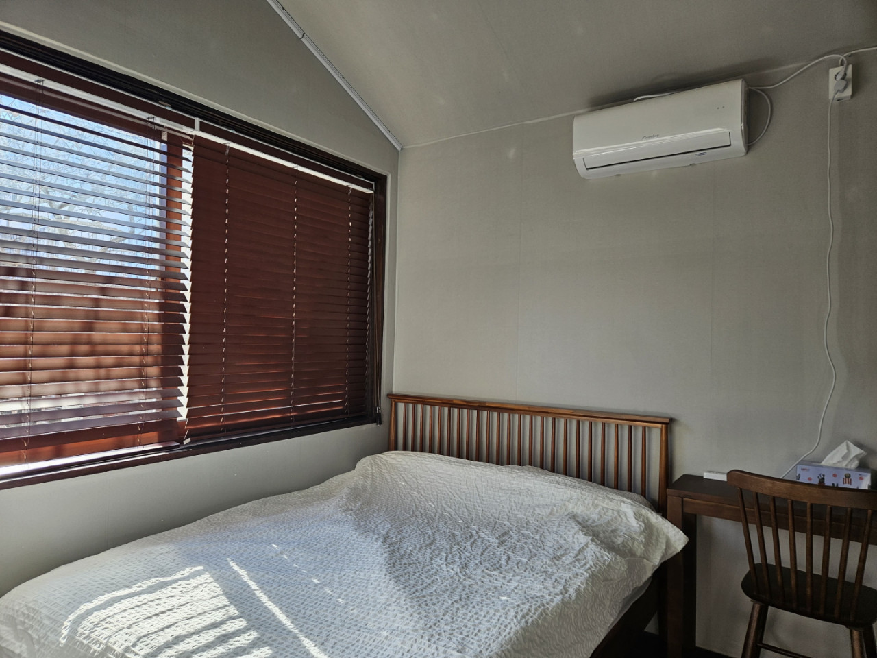  Private Room With A Shared Private Bathroom  -  Renovated Korean-Style Family Home with Coworking Space & Garden Oasis  - Gallery -  7