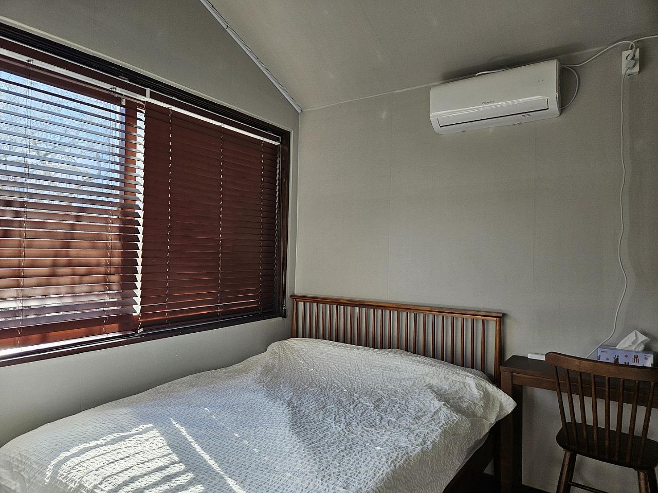  Private Room With A Shared Private Bathroom  -  Renovated Korean-Style Family Home with Coworking Space & Garden Oasis  - Gallery -  15