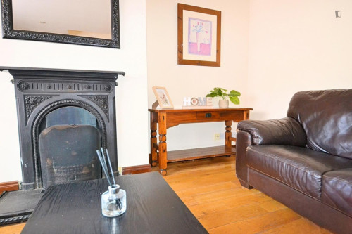 Bed in a comfy twin female bedroom  - Gallery -  5