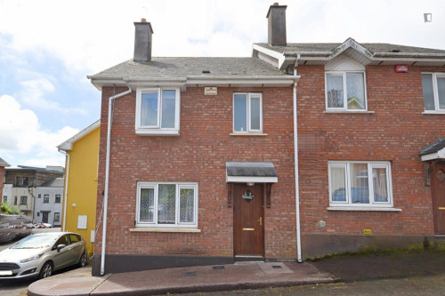 Bed in a cosy twin female bedroom - Gallery - 12