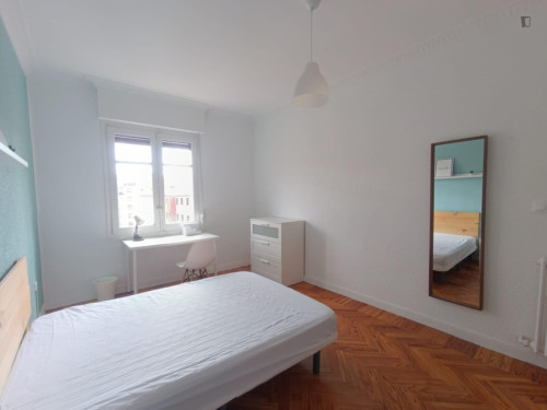 Bright single bedroom in a shared flat close to the University of Navarra
