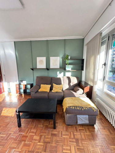 Luminous double bedroom near Parque del Ebro