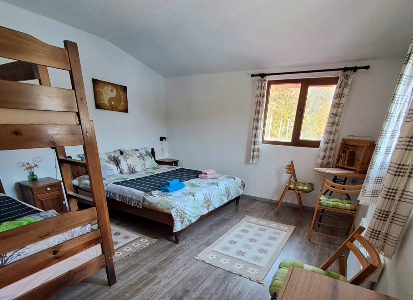  Large Room  -  An engaging mountain sanctuary that promotes sustainable community living  - Gallery -  5