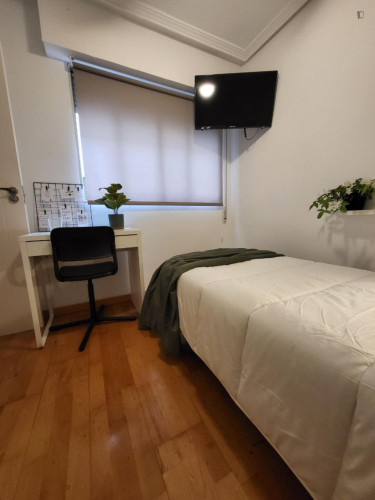 Cozy single bedroom well connected to the city center