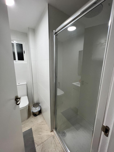 Comfortable double bedroom within walking distance to the beach - Gallery - 7