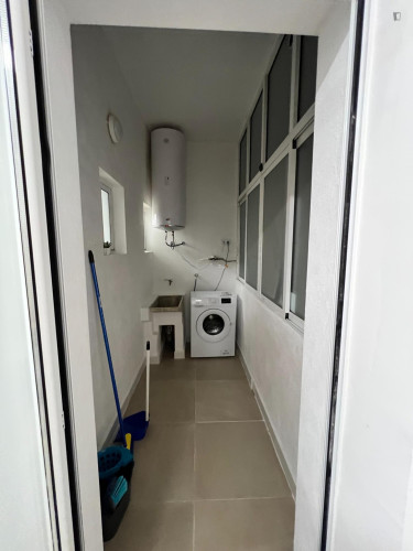 Comfortable double bedroom within walking distance to the beach - Gallery - 5