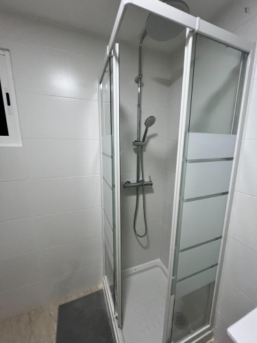 Comfortable double bedroom within walking distance to the beach - Gallery - 9