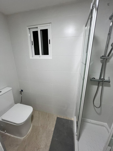Comfortable double bedroom within walking distance to the beach - Gallery - 8