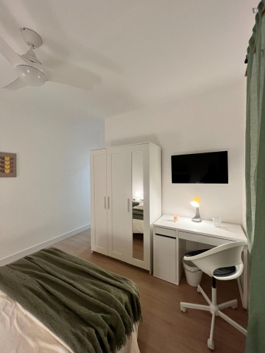 Comfortable double bedroom within walking distance to the beach