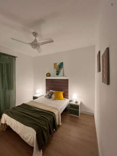 Comfortable double bedroom within walking distance to the beach
