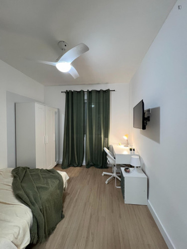 Pleasing double bedroom within walking distance to the beach