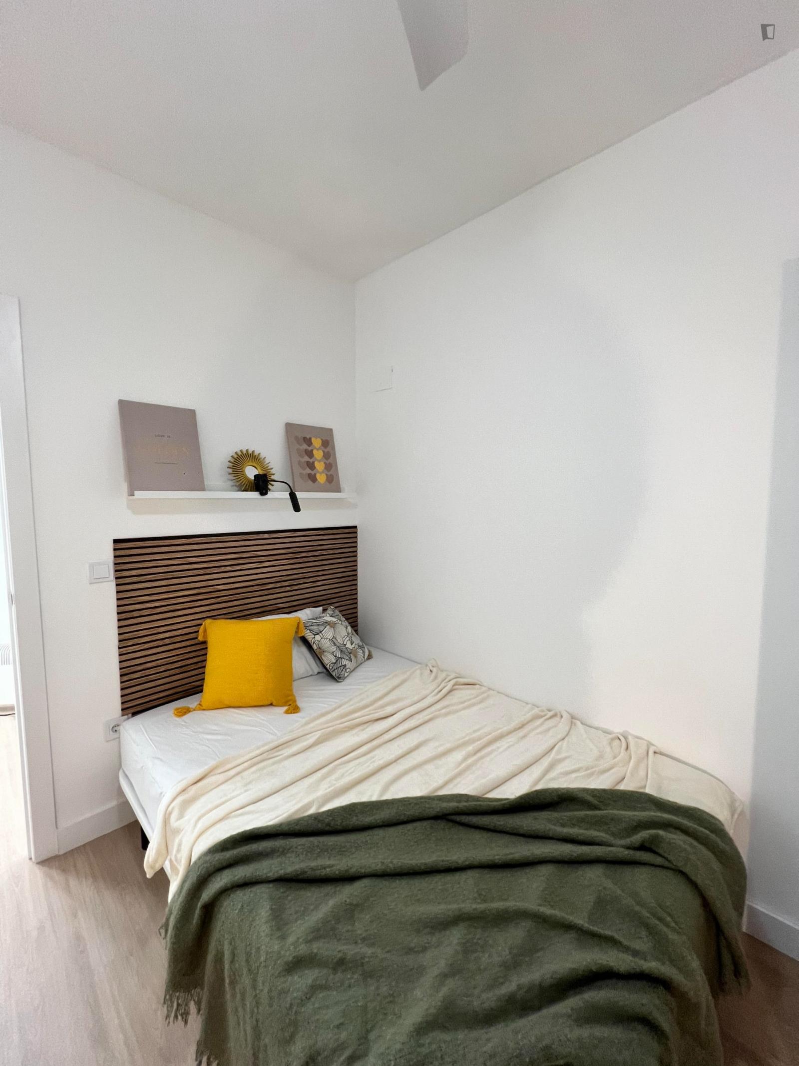 Pleasing Double Bedroom Within Walking Distance To The Beach - 1