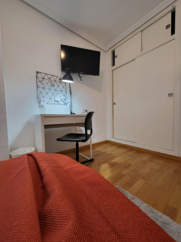 Comfortable double bedroom well connected to the city center - Gallery - 5