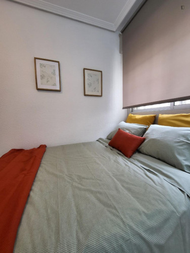 Comfortable double bedroom well connected to the city center