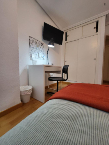Comfortable double bedroom well connected to the city center - Gallery - 6