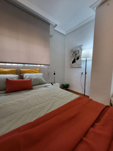 Comfortable double bedroom well connected to the city center