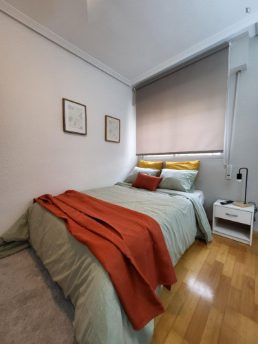 Comfortable double bedroom well connected to the city center