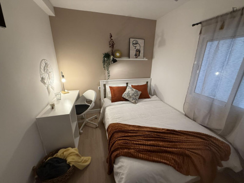 Beautiful double bedroom within walking distance to the city center