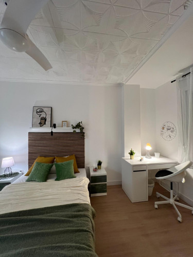 Appealing double bedroom within walking distance to the beach