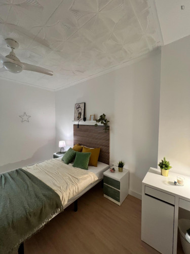 Appealing double bedroom within walking distance to the beach