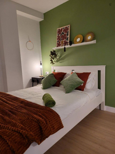 Cool double bedroom within walking distance to the city center