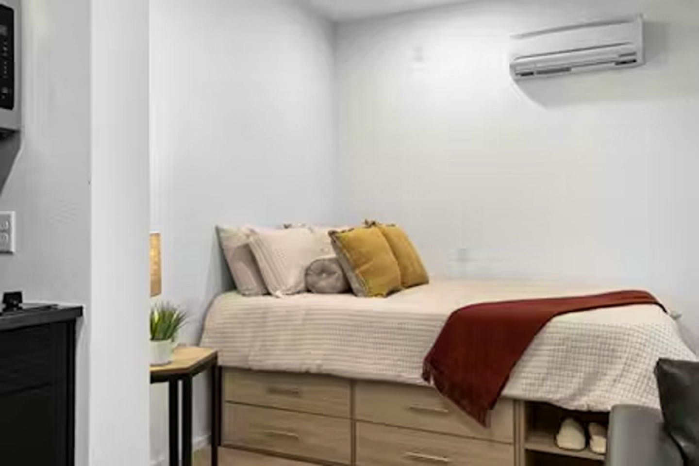  Private Room 4x4 C  -  Modern Coliving with Resort Amenities in Vibrant Bishop Arts District  - Gallery -  5