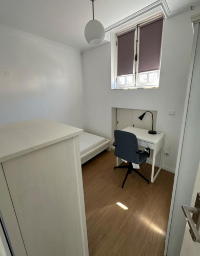 Lovely bedroom close to Jardim do Alboi
