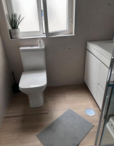 Lovely bedroom close to Jardim do Alboi