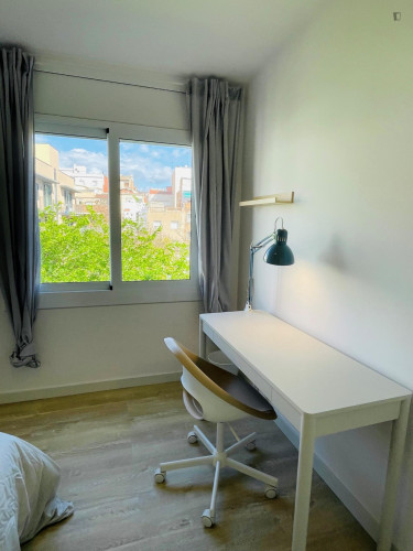 Comfortable single bedroom well connected to the city center