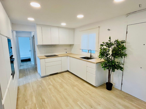 Comfortable single bedroom well connected to the city center