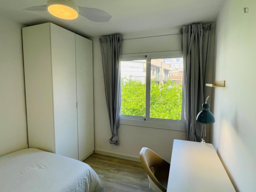 Comfortable single bedroom well connected to the city center
