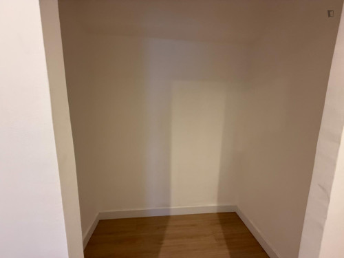 Pleasant double bedroom near the Sant Vicent Centre train station - Gallery - 9