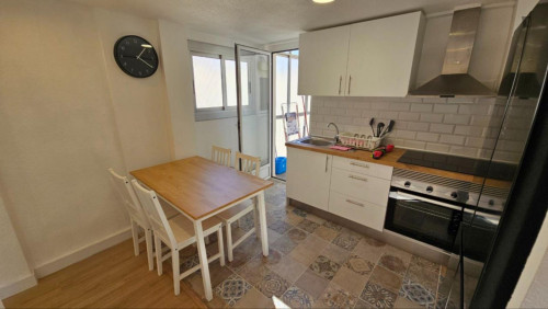 Pleasant double bedroom near the Sant Vicent Centre train station