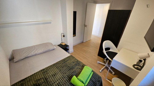 Pleasant double bedroom near the Sant Vicent Centre train station