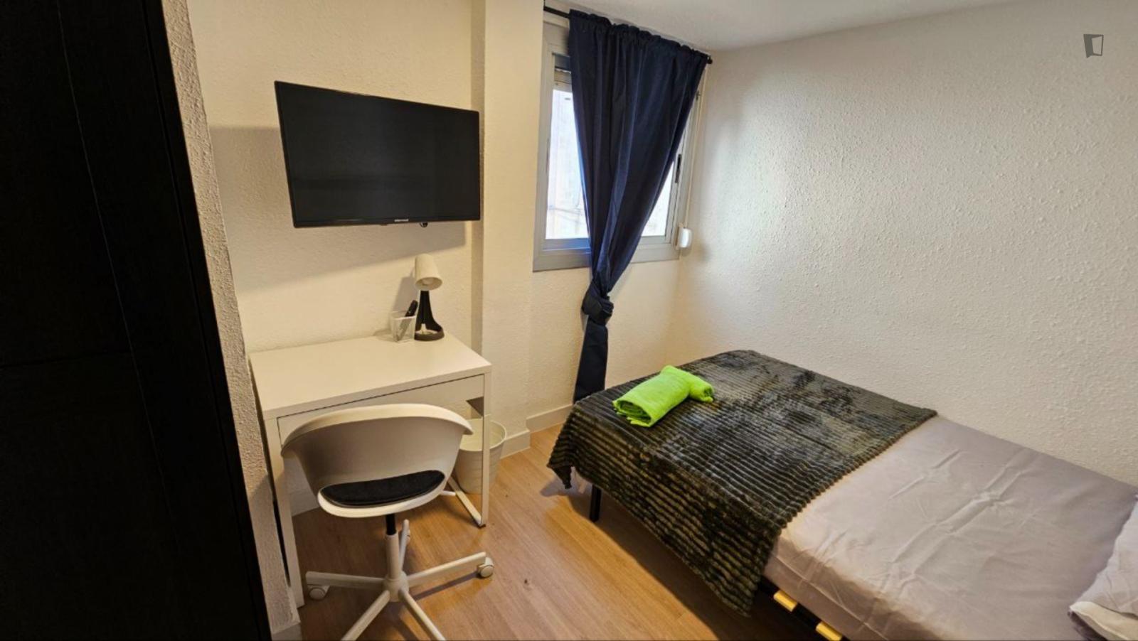 Pleasant Double Bedroom Near The Sant Vicent Centre Train Station - 1