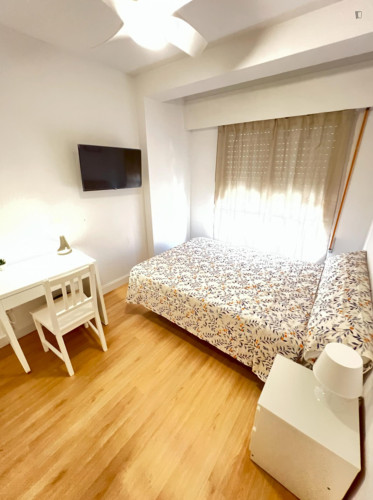 Bright single bedroom in shared flat in La Florida