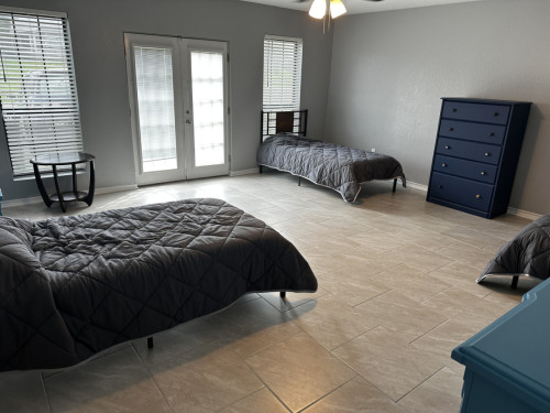 Welcoming Coliving Space in Family-Friendly Western Hills with Prime Amenities