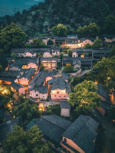 A sunny residence with an Oriental-inspired design, perfect for coliving and coworking